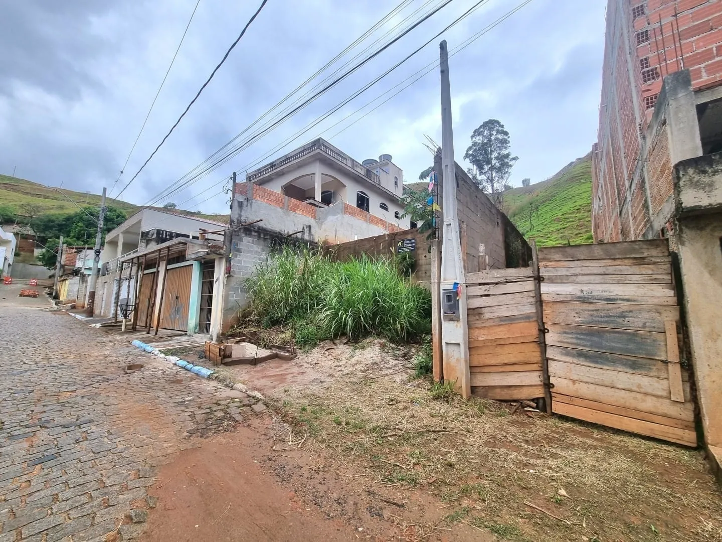 Imagem Terreno de 250m² à venda em Aparecida com projeto aprovado para 16 lofts modernos, ideal para uso residencial ou comercial, com vista incrível para a