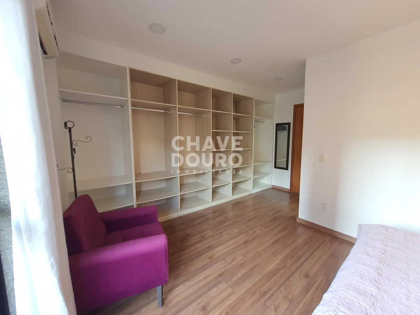 Imagem Apartamento de 2 Quartos (sendo 1 suíte com varanda) + Dependência e 1 Vaga
