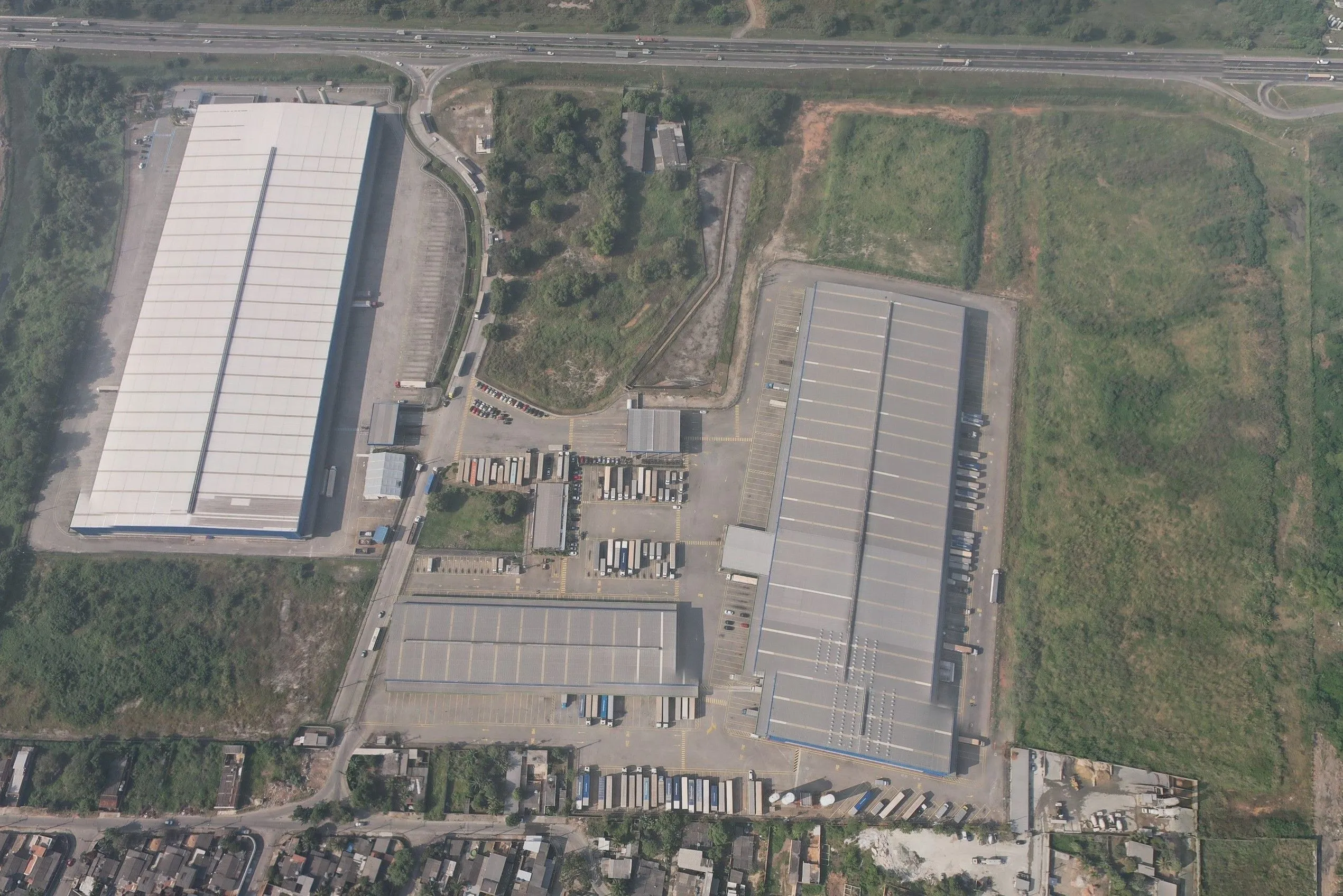 Imagem Galpão Industrial em Condomínio para Locação em Duque de Caxias-RJ, Bairro Parque Paulista: 2 Vagas de Garagem e 813,47 m² de Área