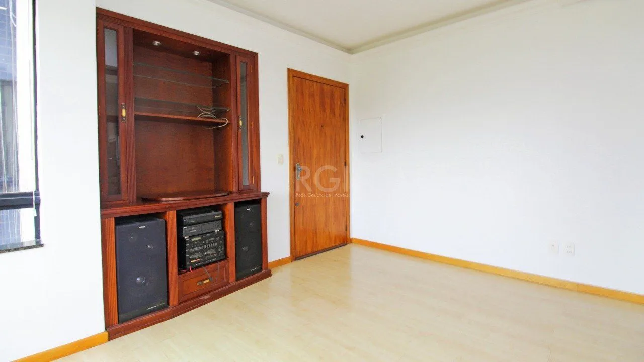 Imagem Apartamento de dois dormitórios e uma vaga de garagem na Rua Marcelo Gama, bairro Auxiliadora em Porto Alegre.