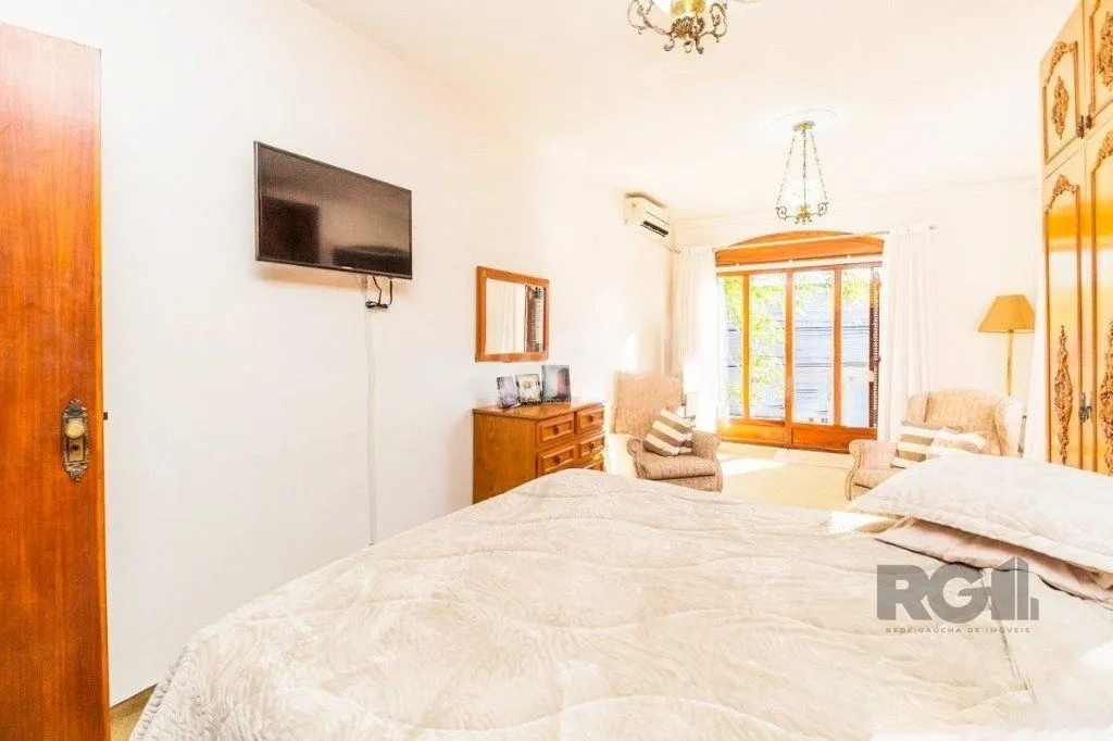 Imagem Casa de 266m² - 5 dormitórios, 5 vagas no bairro São João