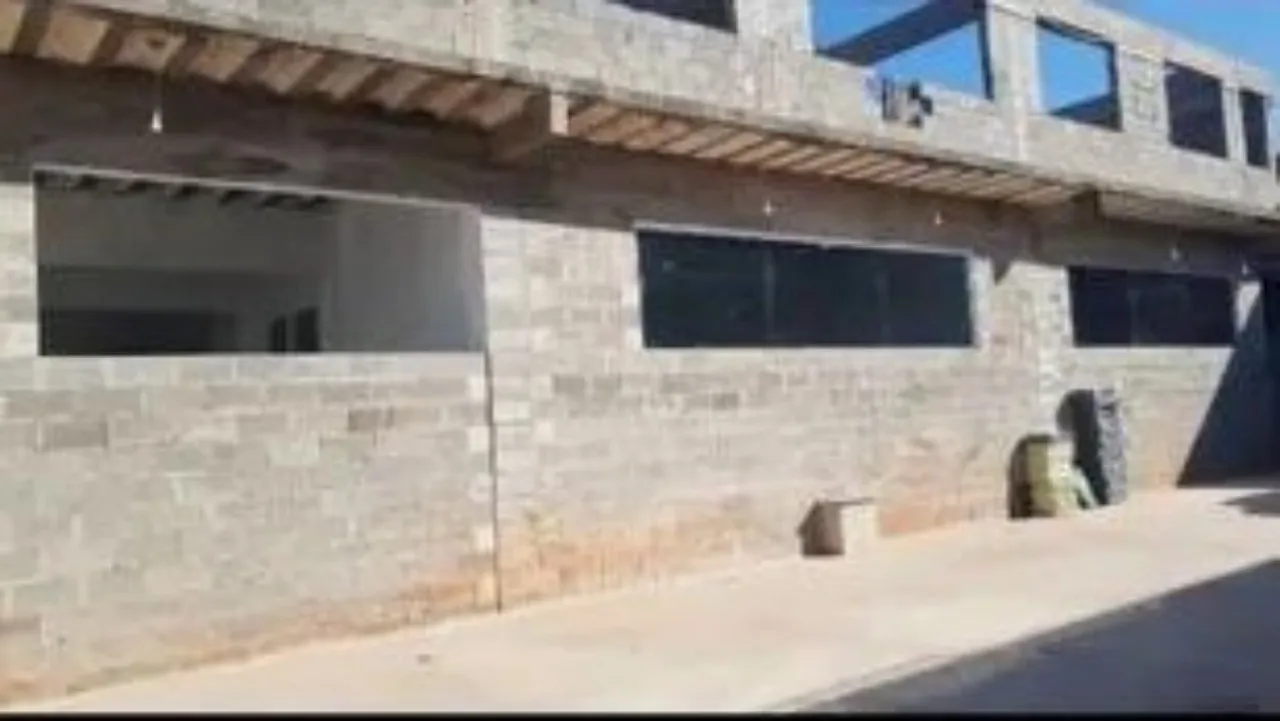 Imagem Galpão Comercial de Alto Padrão no Bairro Eden em Sorocaba-SP: 5 Salas, 4 Banheiros, 5 Vagas e 1.250m² de Área. Venha Conferir!
