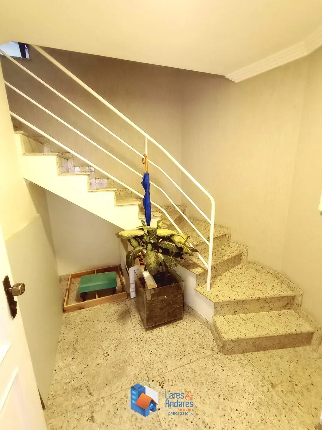 Imagem SOBRADO EM COND. COM 180M² COM 3 DORMS SENDO 1 SUÍTE, AMPLO ESPAÇO COM CHURRASQUEIRA, PLANEJADO NA COZINHA E SUÍTE, 2 VAGAS - SANTA TERESINHA