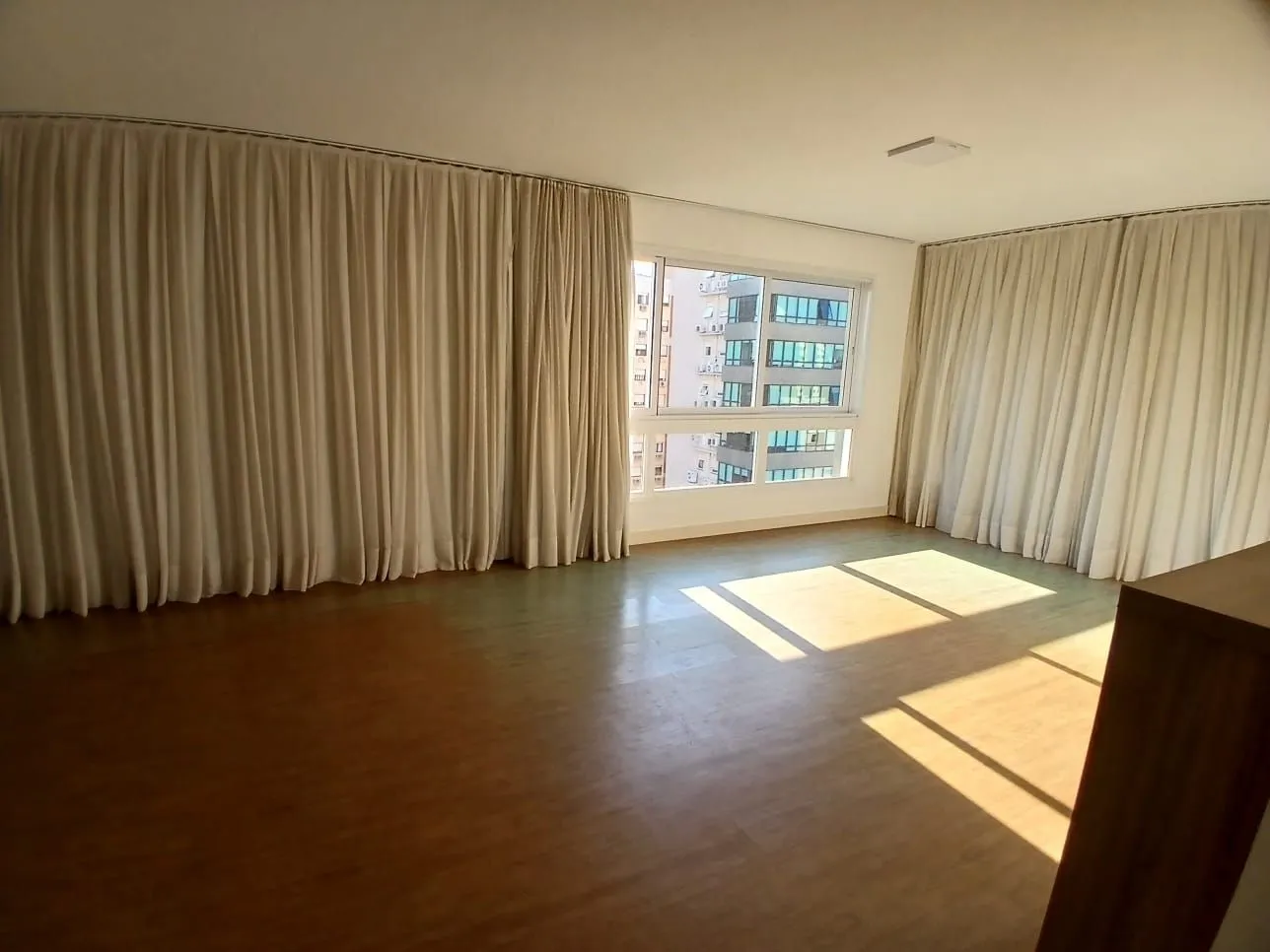 Imagem Apartamento com 3 dormitorios e suite no Menino Deus, Porto Alegre/RS