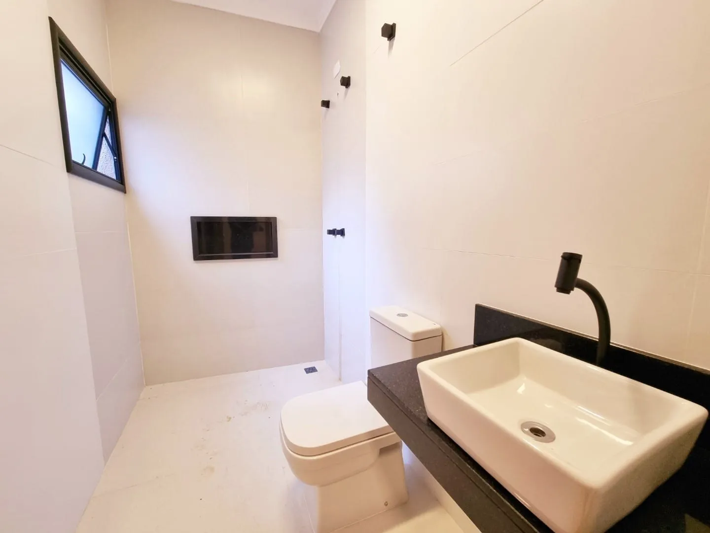 Imagem Exclusiva Casa Moderna no Condomínio Vila Romana: Ambientes Integrados, Área Gourmet, Suíte Ampla e Detalhes em LED para Conforto e Sofisticação