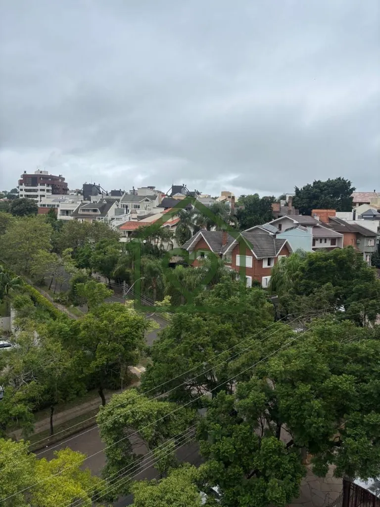 Imagem Vendo Apartamento reformado e semi mobiliado com três dormitórios, sendo um suíte, 800 metros do ...