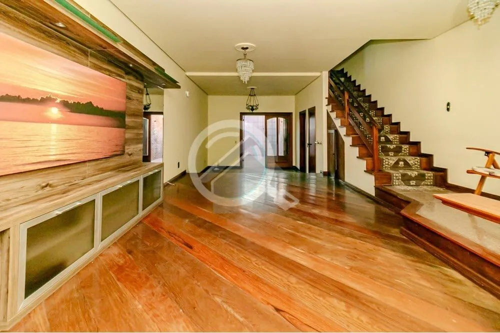Imagem Casa com 243m2, desocupada, no bairro Menino Deus, 3 dormitórios (3 suítes), sacada, living, cozin...