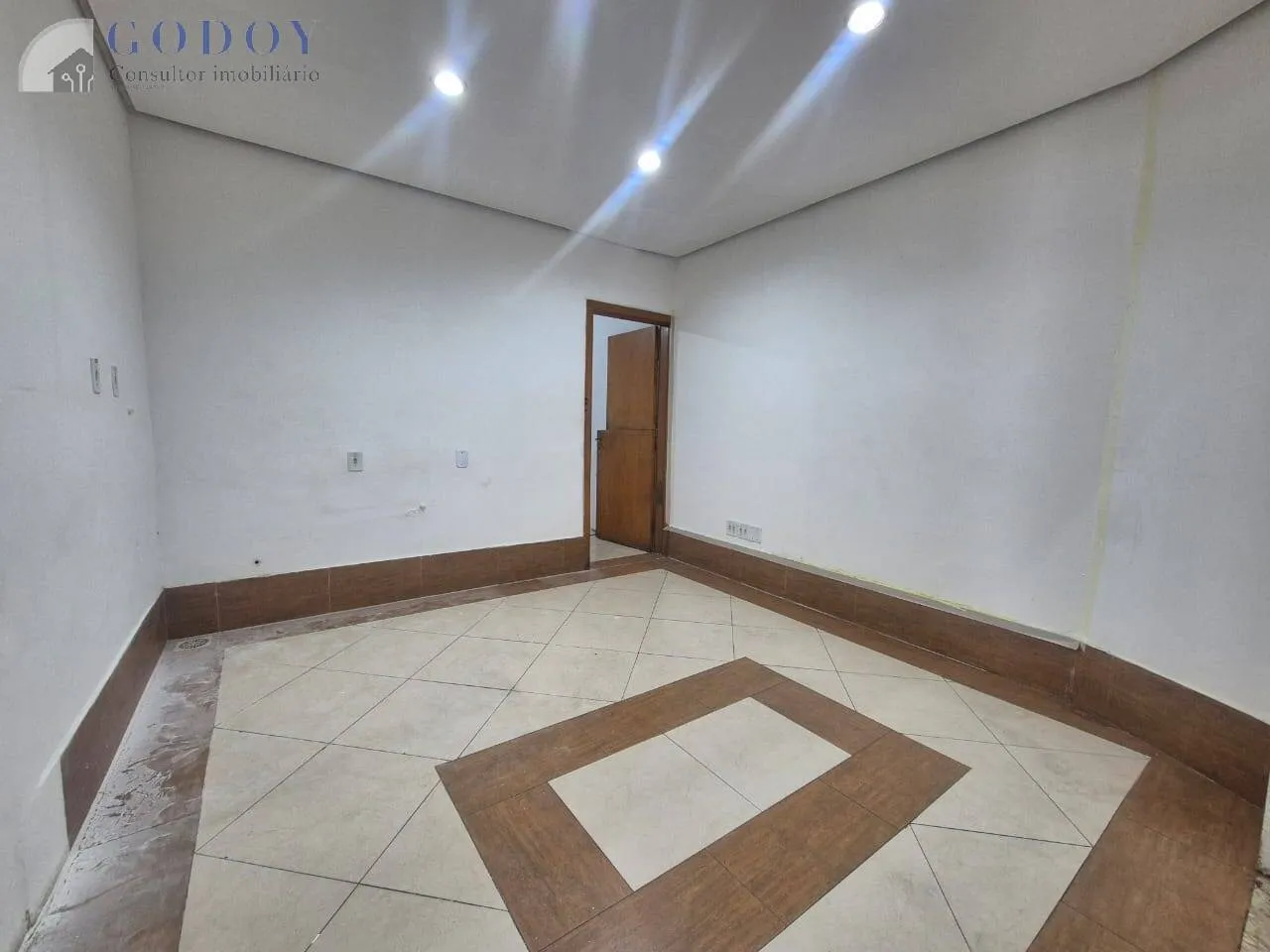 Imagem Investimento: Centro Comercial com 28 Lojas e Piso Superior Privado