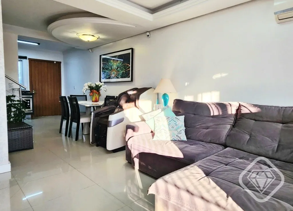 Imagem Casa semimobiliada em frente a uma linda praça no bairro Hípica, com ambientes amplos, excelente d...