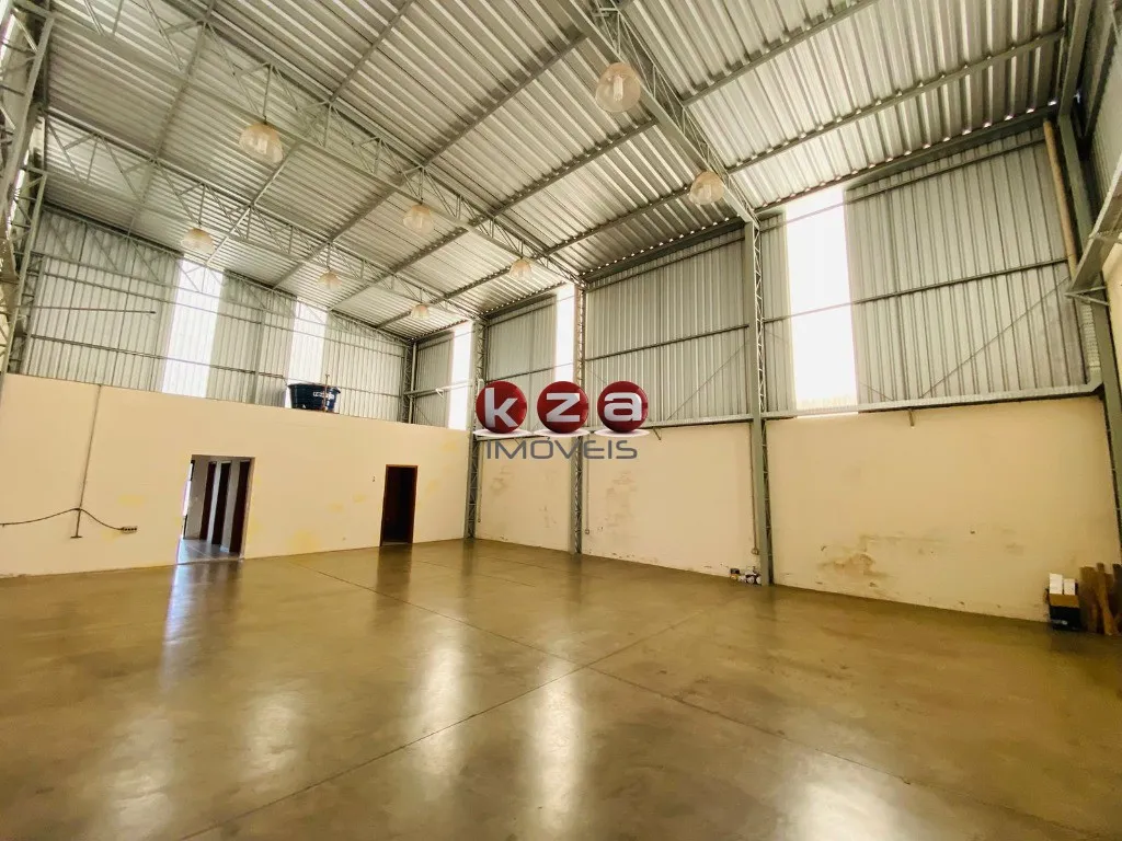 Foto do imóvel Galpão Comercial para Locação em Vinhedo-SP - Jardim São Lucas: 1 Sala, 3 Banheiros, 3 Vagas de Garagem, 200m² de Área.