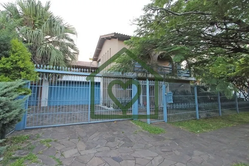 Ampla e confortável residência, localizada em frente a uma bela praça, em rua tranquila e cercada...