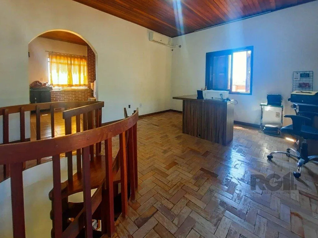 Imagem Excelente casa de 240m² com 4 dormitórios e 2 vagas.
