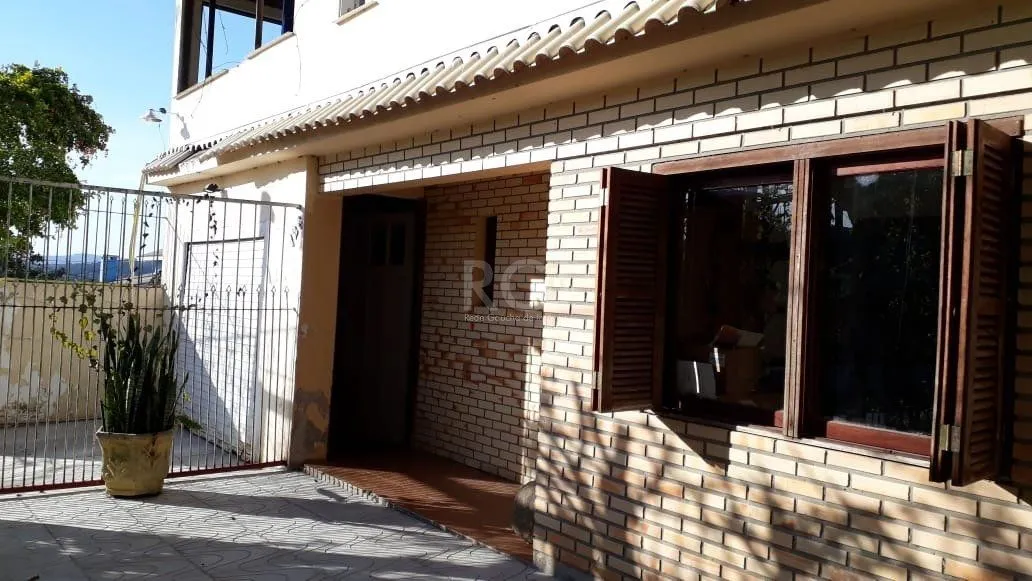 Imagem Casa para Venda - 230.45m², 4 dormitórios, sendo 1 suites, 3 vagas - Ponta Grossa