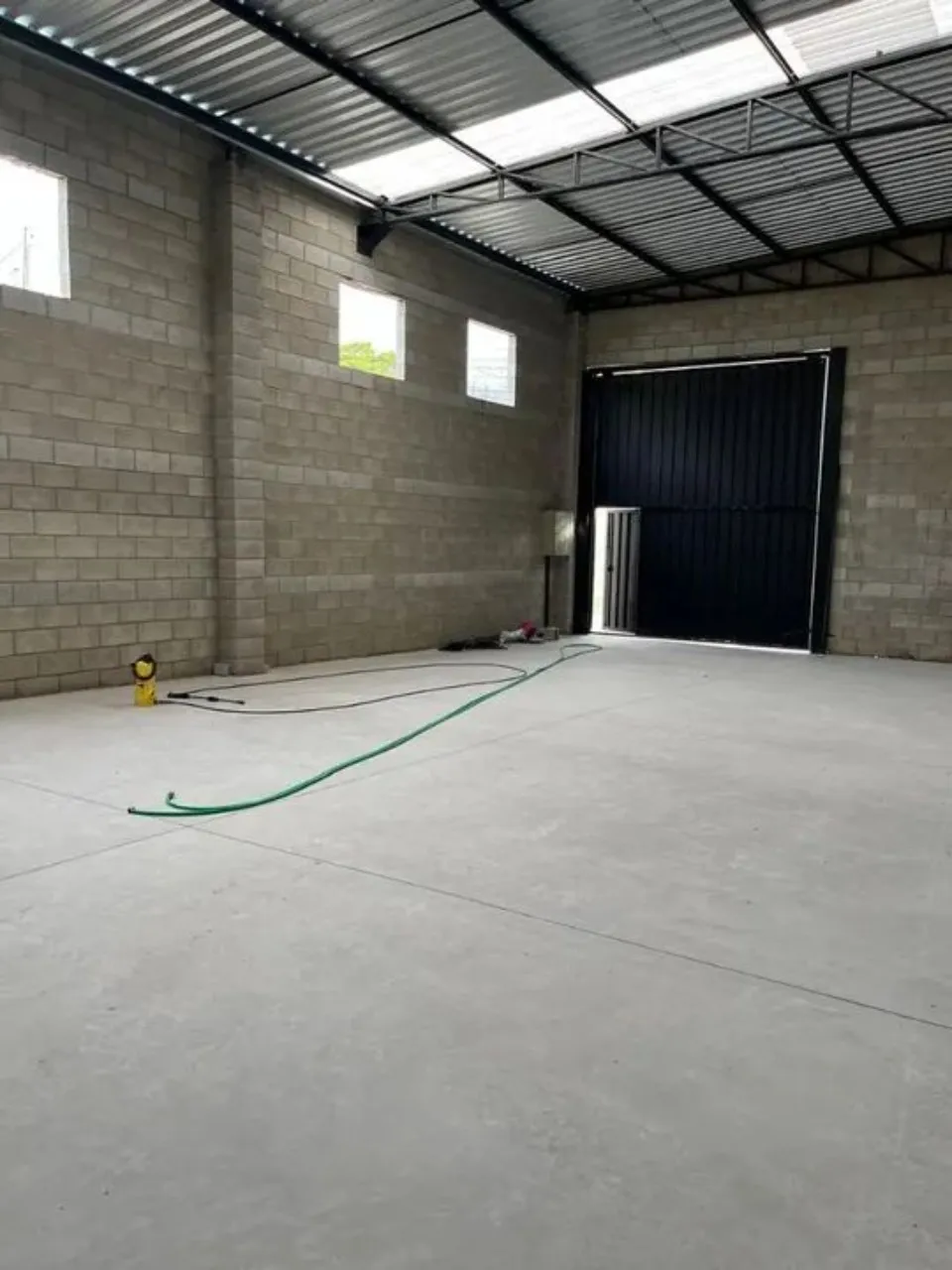 Imagem Barracão Industrial à Venda ou Locação em Sorocaba-SP, Bairro Morros: 1 Sala, 2 Banheiros, 5 Vagas de Garagem, 120m².