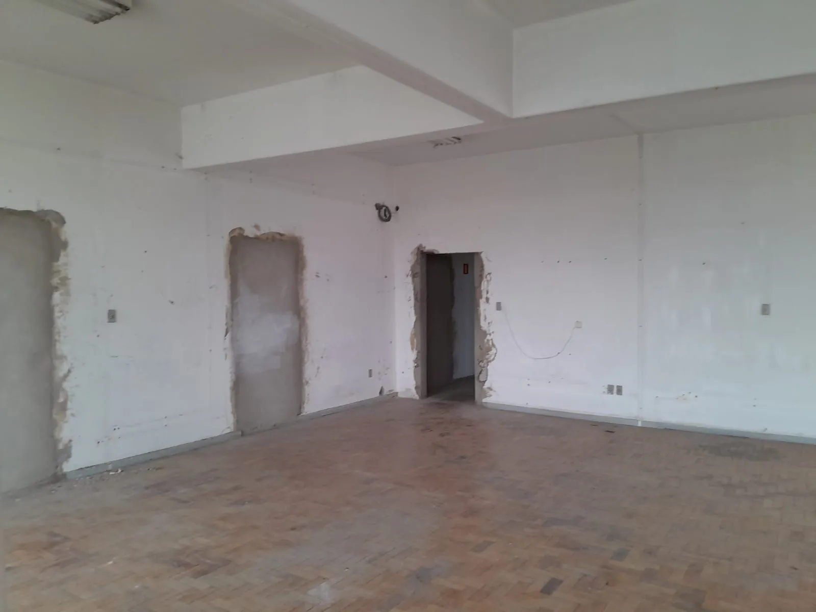 Imagem Salas com meio andar,para empresas ou órgãos públicos com 262,41m2 ,Centro