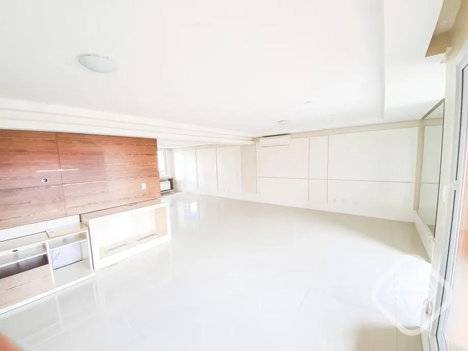 Imagem Casa em condomínio fechado à venda.

Ampla metragem, alto padrão construtivo e vista privilegiada...