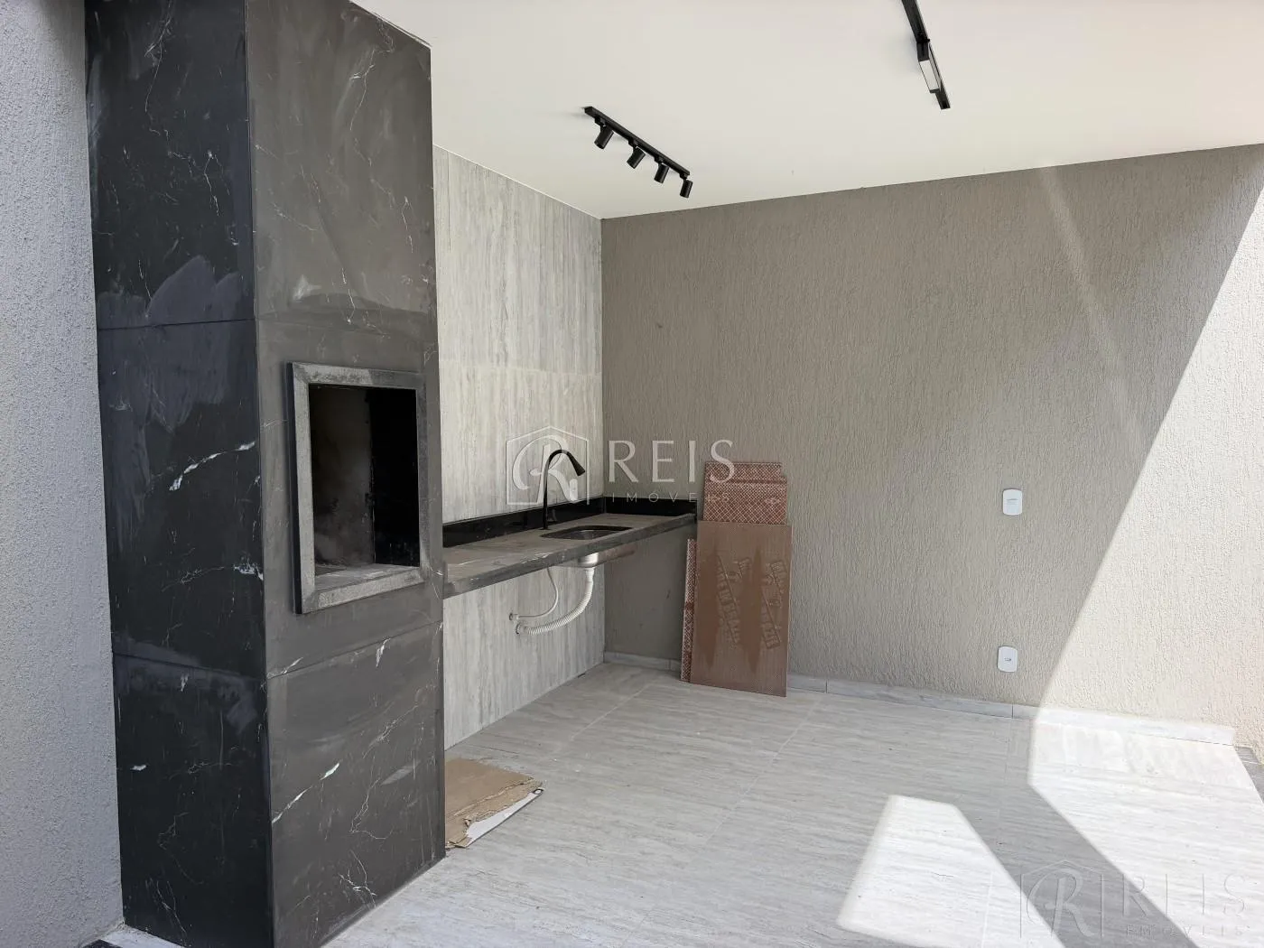 Imagem Casa para Venda em Rio das Ostras, Atlântica, 3 dormitórios, 1 suíte, 2 banheiros, 3 vagas