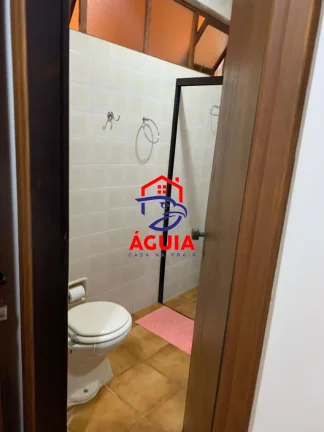 Imagem Ótima casa para aluguel de temporada em condomínio fechado a 100 metros da praia do Lázaro!!