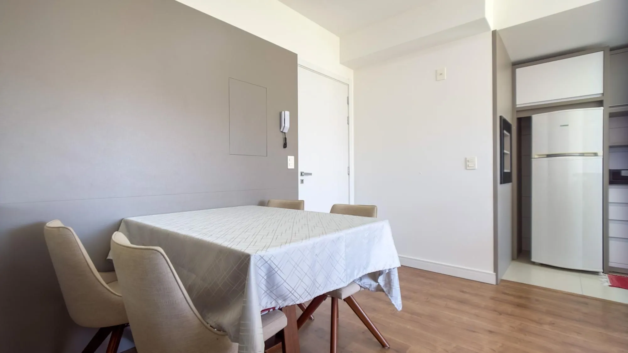 Imagem Excelente apartamento 2 dormitorios semi mobiliado localizado na cidade baixa