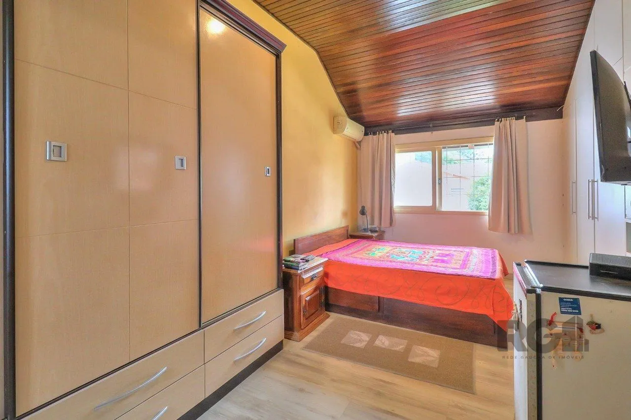 Imagem Casa a venda composta de 4 dormitórios no bairro Jardim Isabel em Porto Alegre