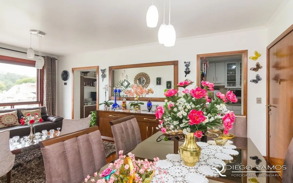 Imagem Apartamento de 2 dormitórios ,80 M² com possibilidade de transformação em 3 dormitórios. Living: Para dois ambientes e estar íntimo. Copa-Cozinha: Funcional e bem equipada. Ampla Área de Serviç
