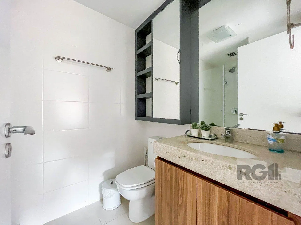 Imagem APARTAMENTO MOBILIADO 70M² DE 2 DORMITÓRIOS E 1 VAGA - BAIRRO MENINO DEUS