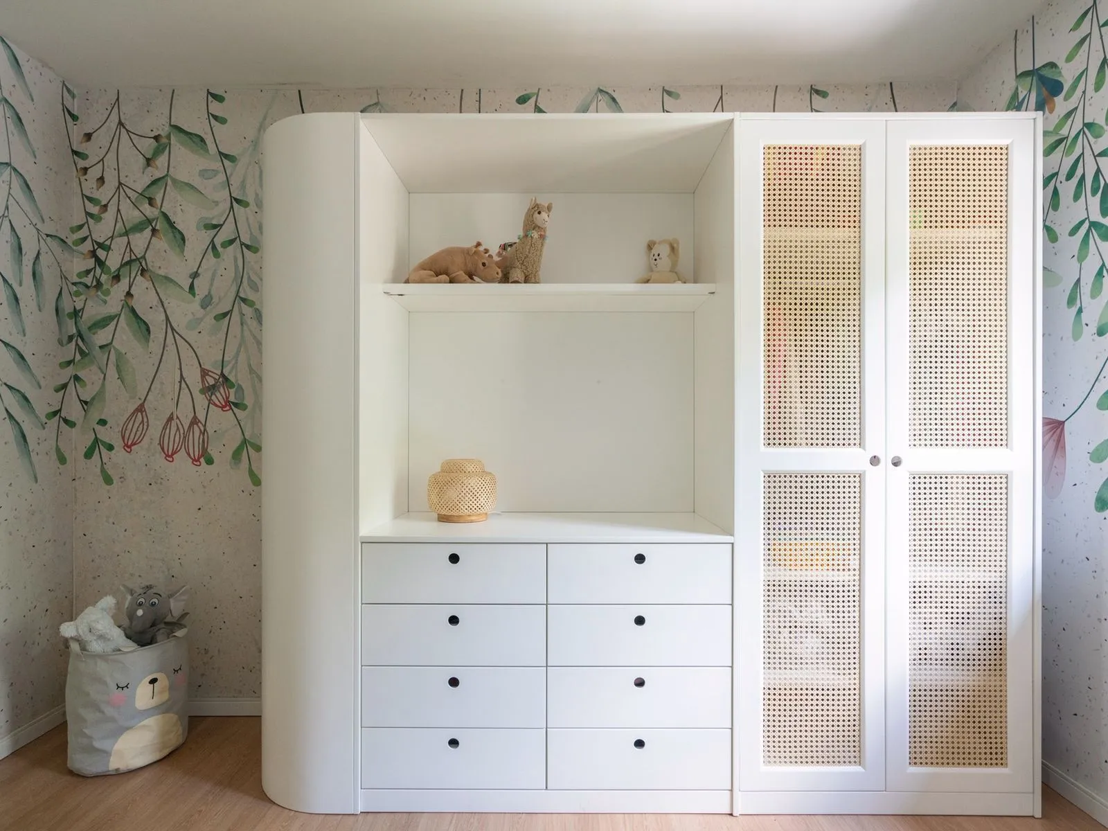 Imagem Casa com 3 suítes amplas, além de uma sala generoso com lareira e 2 vagas de garagem.