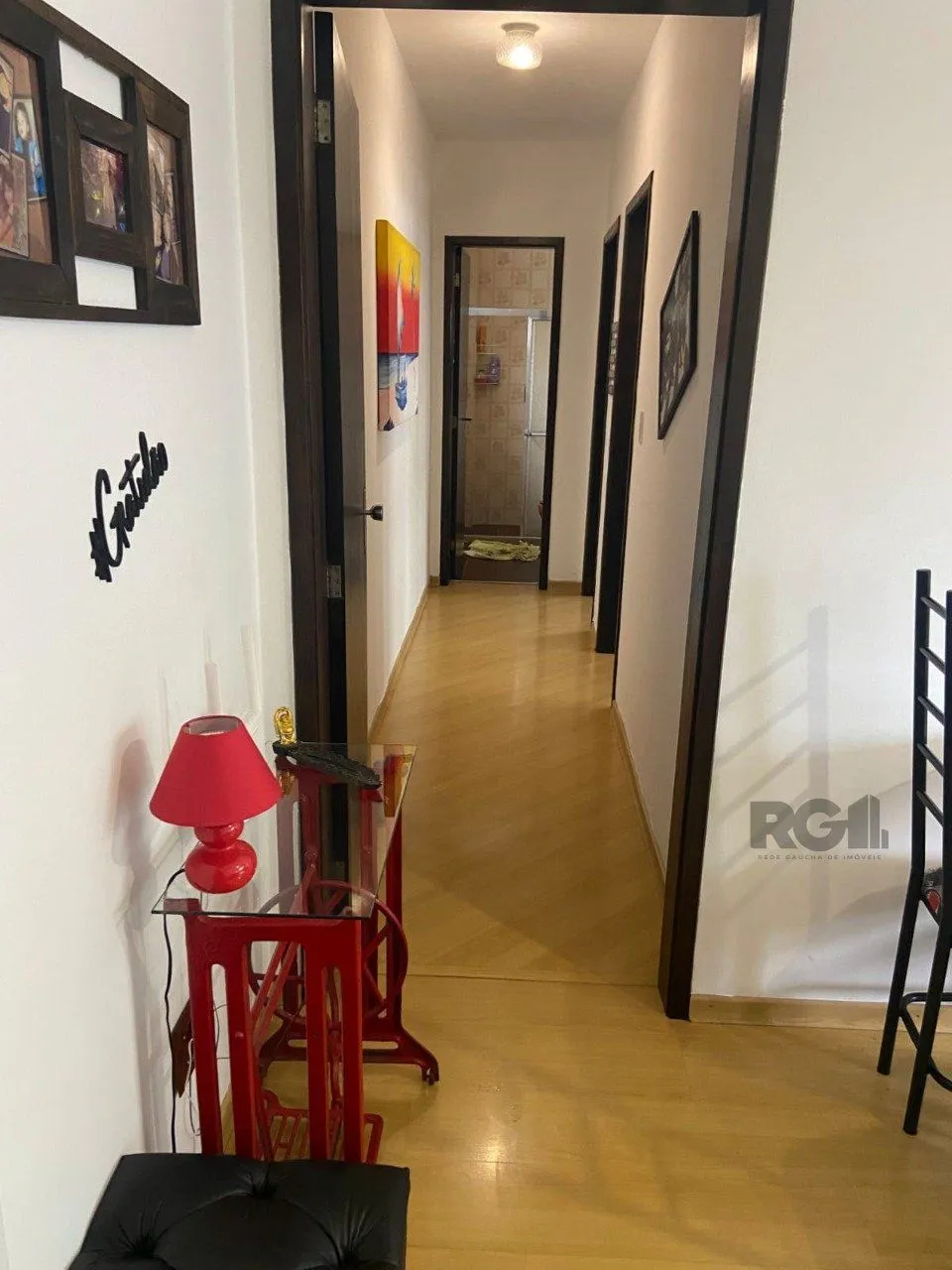 Imagem Apartamento de 2 dormitórios, sala, cozinha, banheiro, área de serviço com vaga de garagem escriturada e coberta
