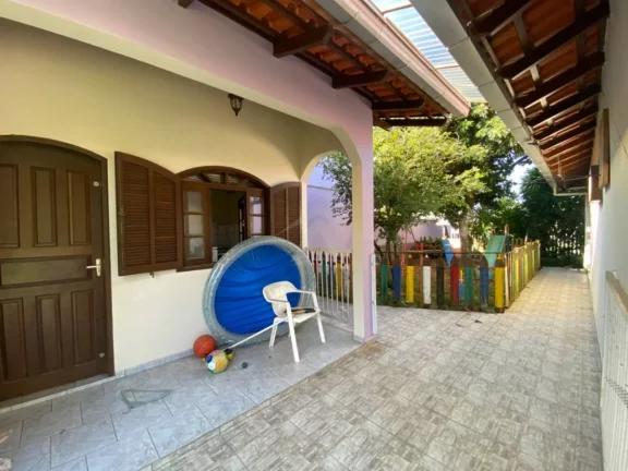 Imagem CASA COM AMPLO TERRENO, 3 QUARTOS, CENTRO