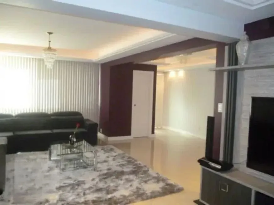 Imagem Casa térrea com 3 dormitórios, suíte e 3 vagas.