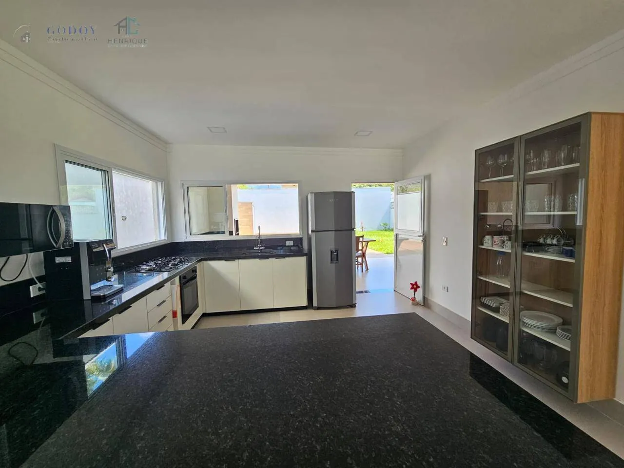 Imagem Casa moderna de alto padrão em condomínio fechado - 4 suítes - Ubatuba
