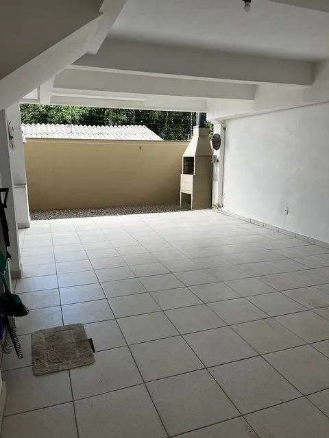 Imagem Sobrado com 3 quartos, 1 suíte, lareira, churrasqueira, 3 vagas cobertas na zona sul.