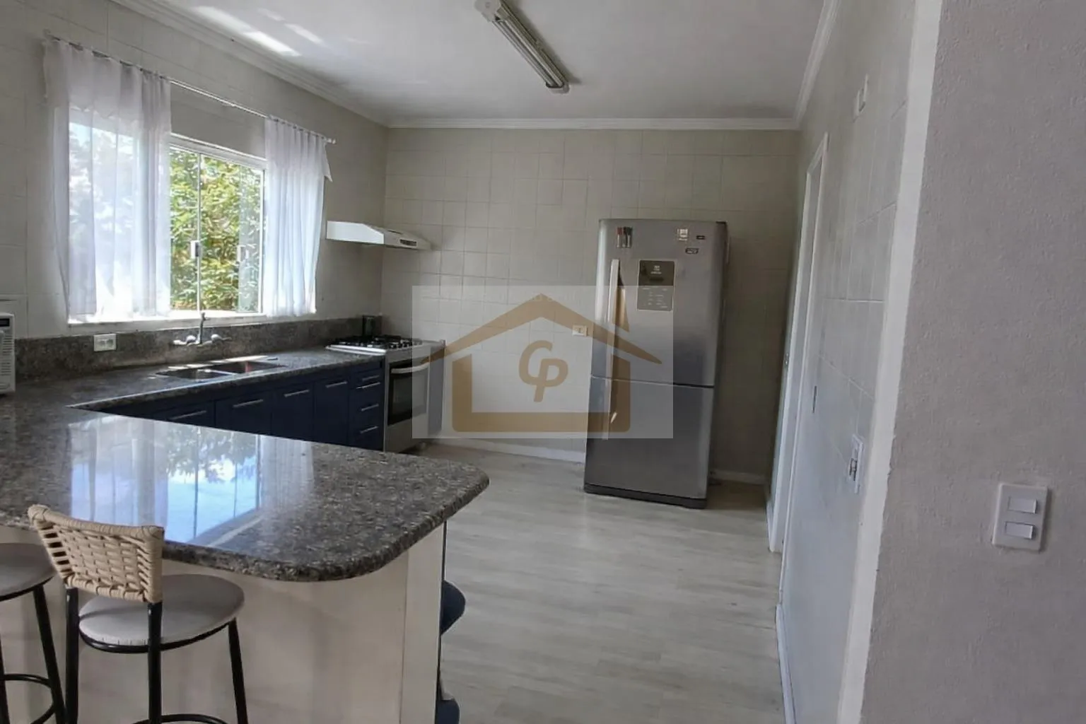 Imagem Encantadora! São 4 quartos (1 suíte), 4 vagas cobertas