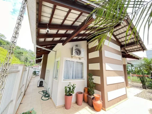 Casa 3 dormitórios à venda no centro de Gaspar