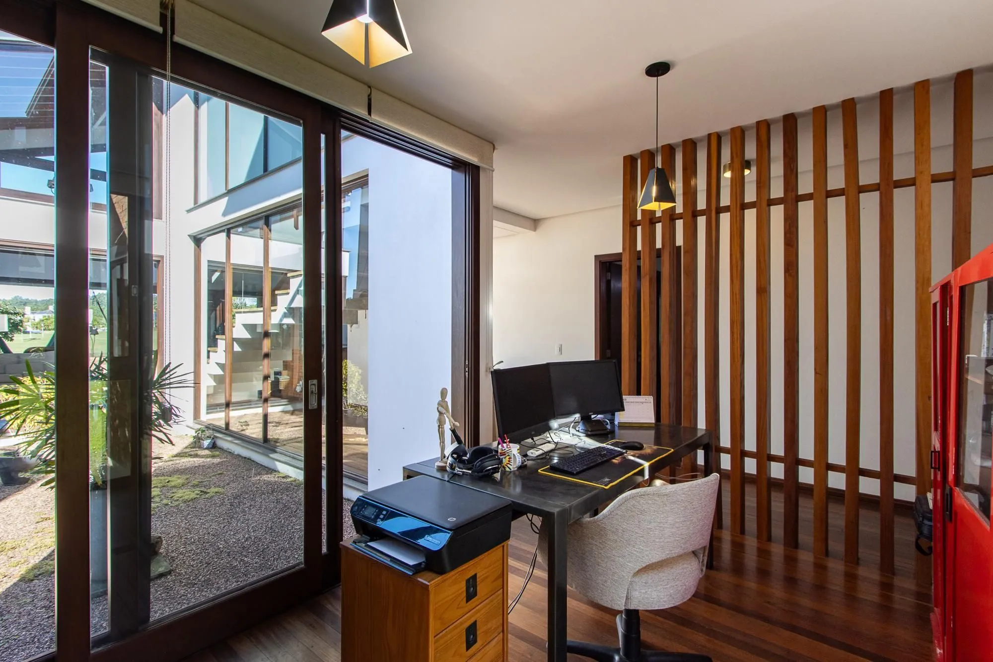 Imagem Casa no Condominio Terra Ville. 3 suites, com fundo para o lago.