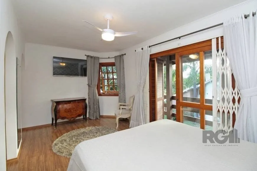 Imagem Casa 245m² - 3 dormitórios, 4 vagas no bairro Cavalhada