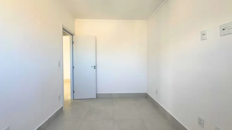 Imagem Conheça este apartamento de luxo com sacada envolvente e área de lazer completa, incluindo piscina, academia e espaço gourmet. O lar dos seus sonhos espera por você. Á venda na Imobiliaria Consulte Imoveis.