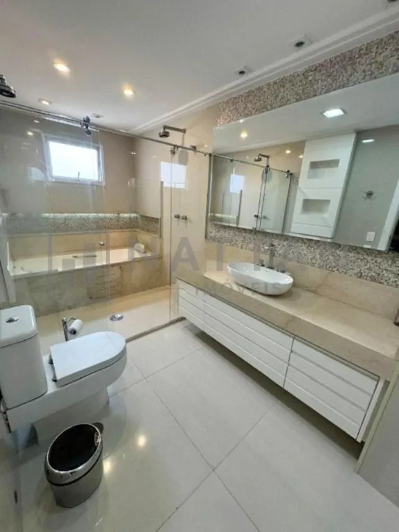 Imagem Apartamento com 3 suítes e 242 m², closet na suíte master, lavabo e 4 vagas de garagem