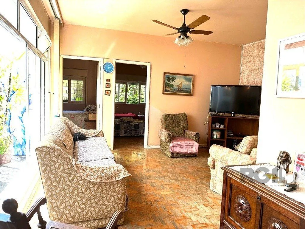 Imagem Casa 3 dormitórios no Bairro Glória, próxima a Prof. Oscar Pereira.