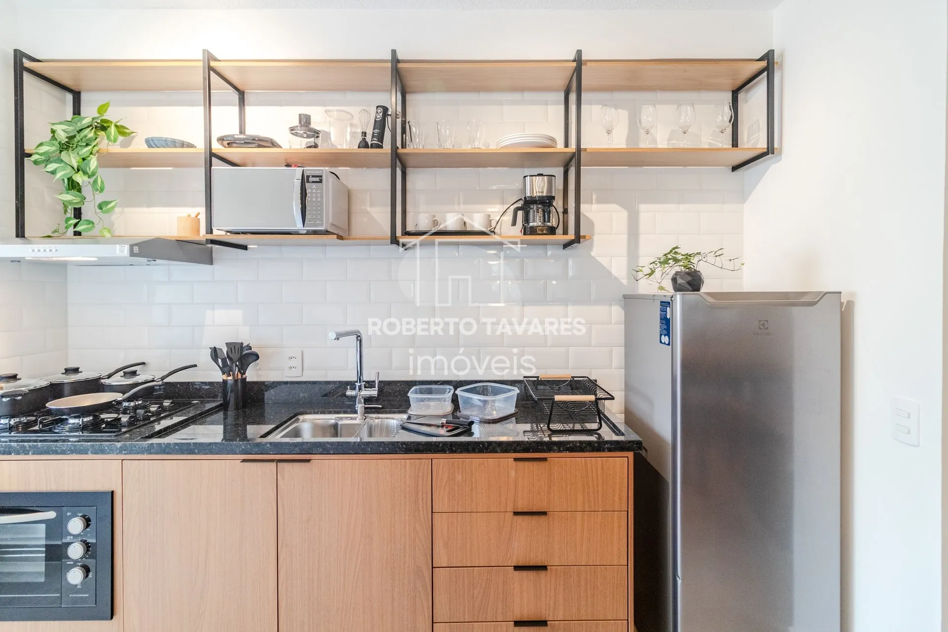 Imagem Apartamento totalmente mobiliado. VENDA DE PORTEIRA FECHADA - O imóvel conta com 2 quartos, sendo 1 suíte, além de uma vaga de garagem.