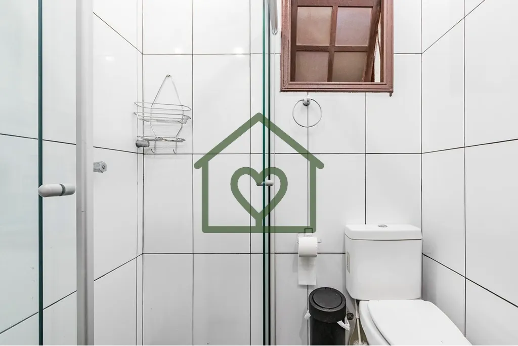 Imagem Casa com 180m2 de área construída em terreno amplo no bairro Parque Santa Fé, Porto Alegre, com 3...