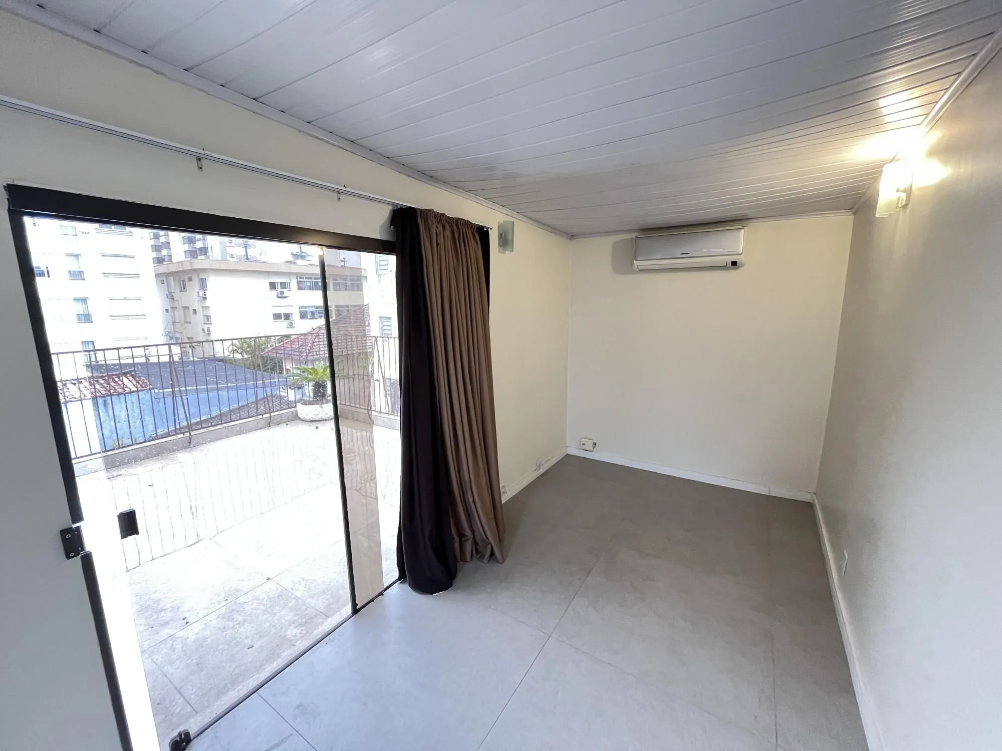 Imagem Cobertura de um quarto no bairro Santana em Porto Alegre.
