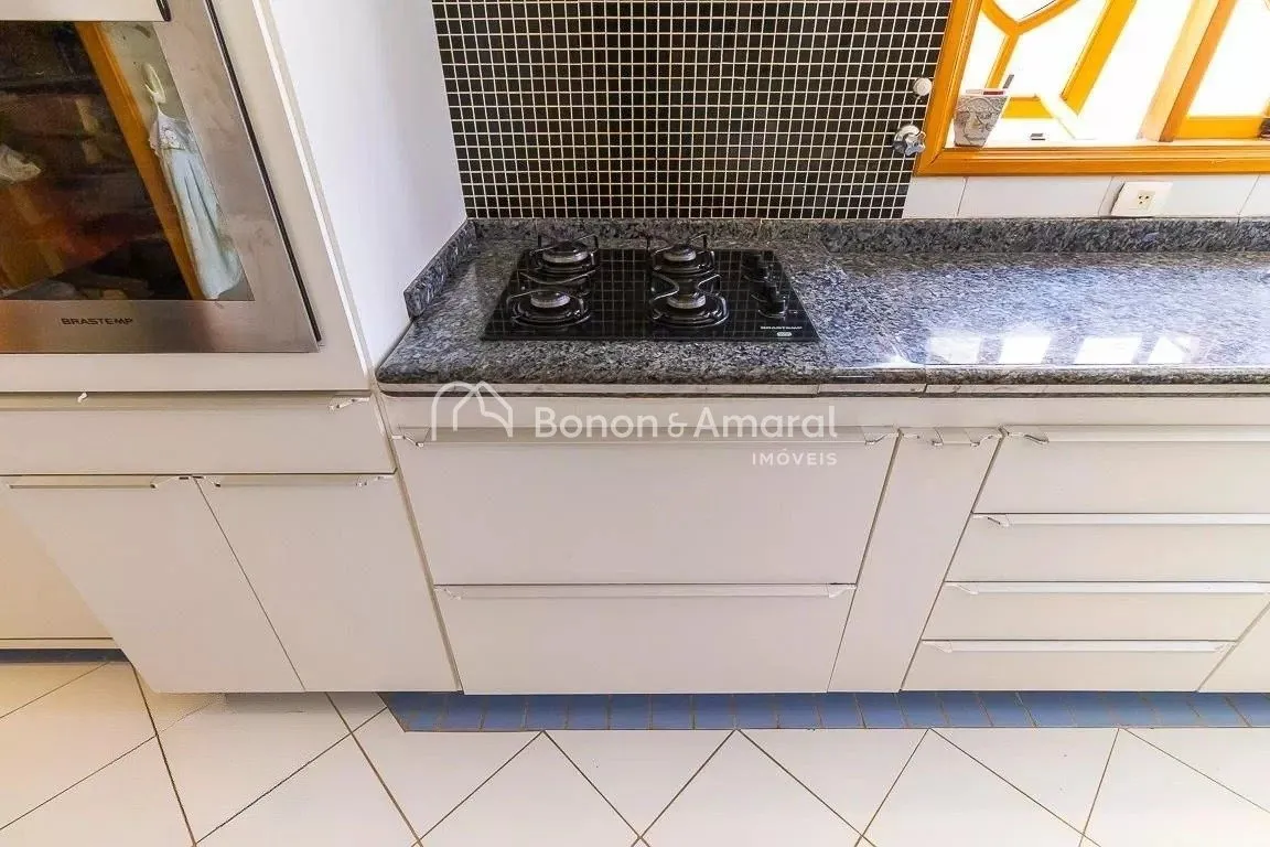 Imagem Casa em condomínio com 690m² e 5 quartos