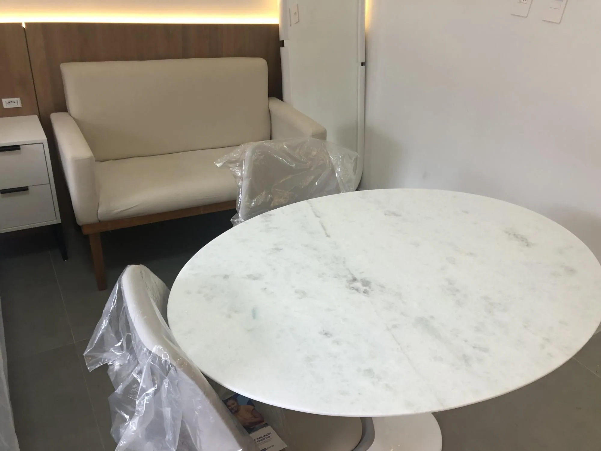 Imagem Apartamento desocupado e totalmente mobiliado com uma garagem
