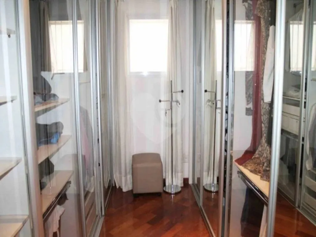 Imagem Sobrado de Luxo no Campo Belo: 3 Quartos, 3 Suítes, 6 Banheiros, 10 Vagas de Garagem e 682m² - São Paulo-SP