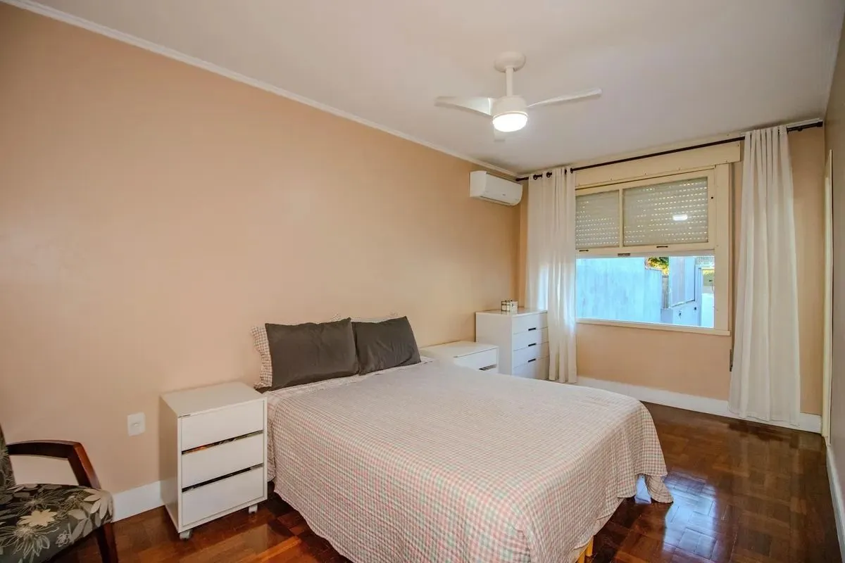 Imagem Casa Reformada com 5 Dormitórios e Amplo Pátio