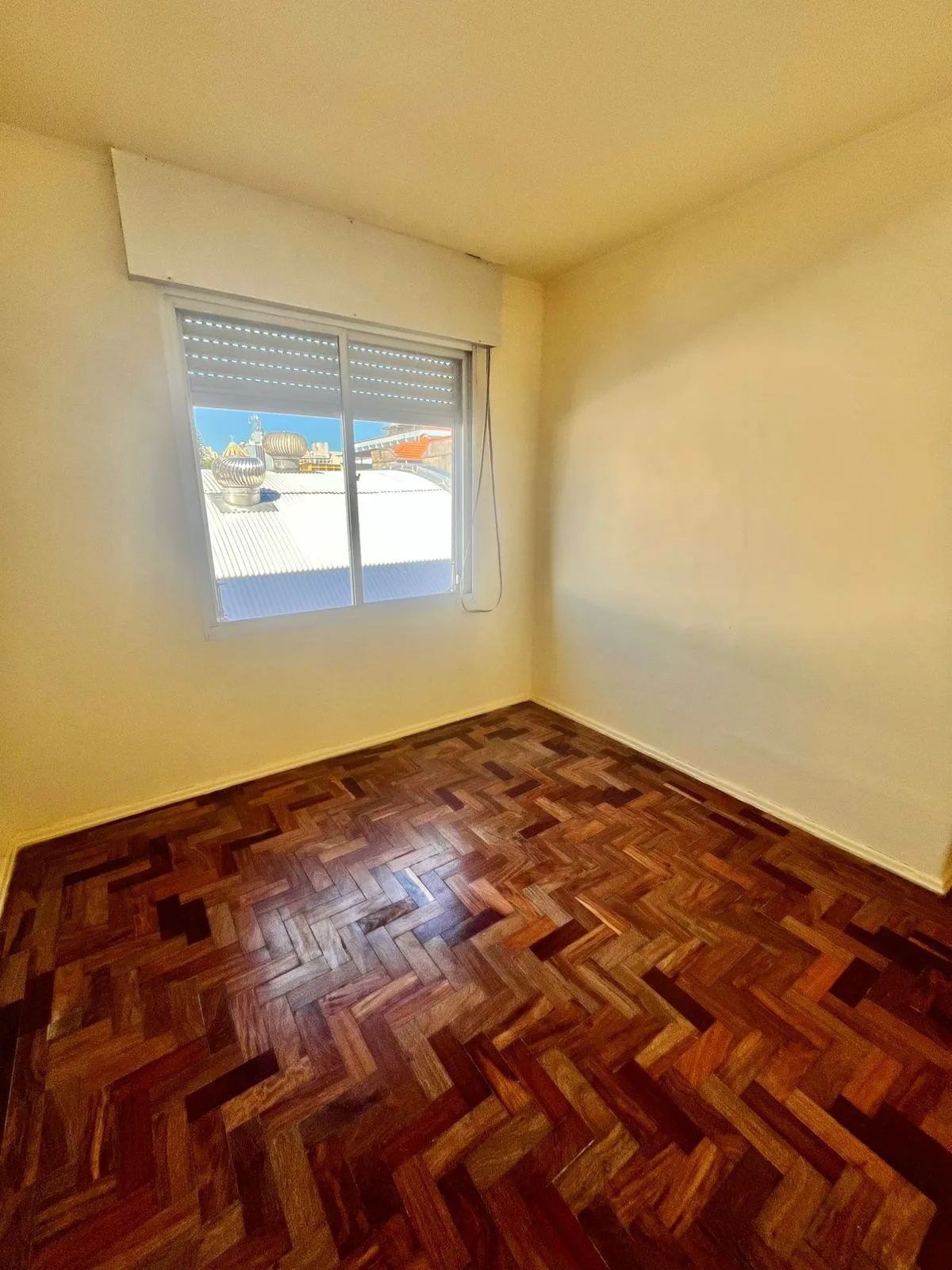 Imagem 02 dorm, 73 m², sol da tarde, com vaga, dep e banho aux, no Passo da Areia