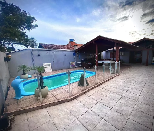 Imagem Casa de 4 quartos com piscina aquecida em Excelente Localização de Campo Bom.