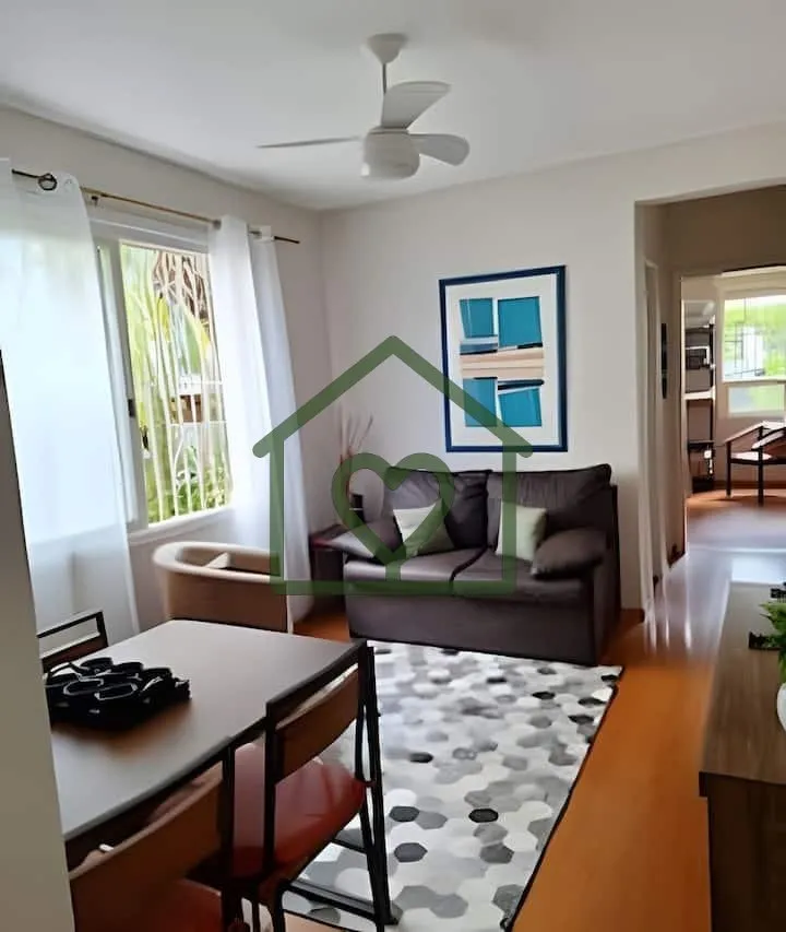 Apartamento térreo elevado, de frente e recuado, localizado em prédio com belos jardins. O imóvel...
