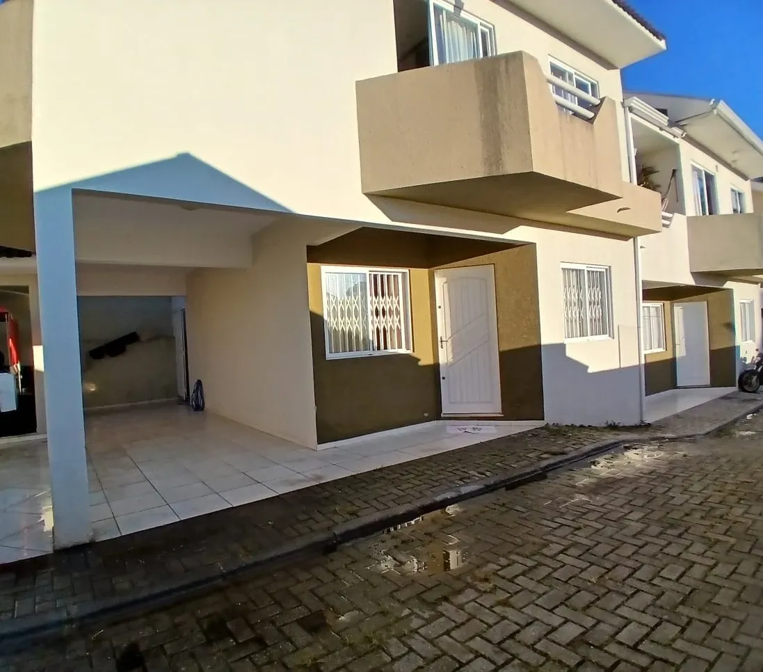 Imagem Sobrado 03 qts sendo uma suíte com hidro no bairro Santa Cândida, Curitiba-PR